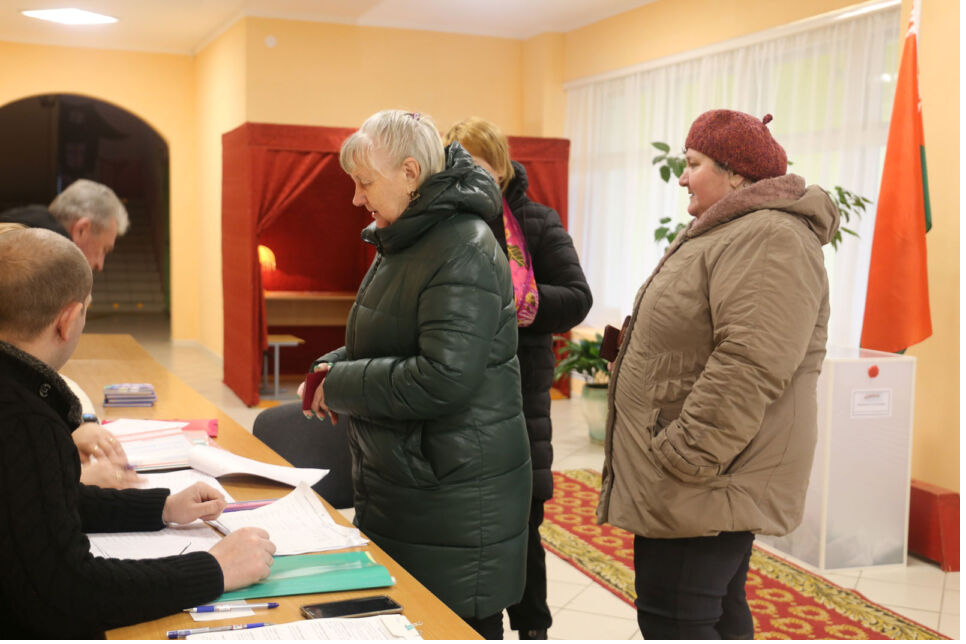 Жители Круглянщины активно голосуют досрочно за светлое будущее своей страны